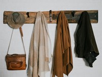 Percheros y colgadores de madera: funcionalidad y estilo en tu entrada