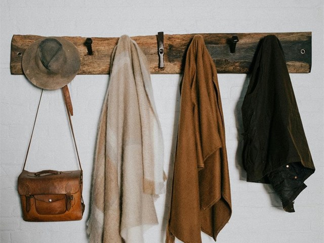 Percheros y colgadores de madera: funcionalidad y estilo en tu entrada